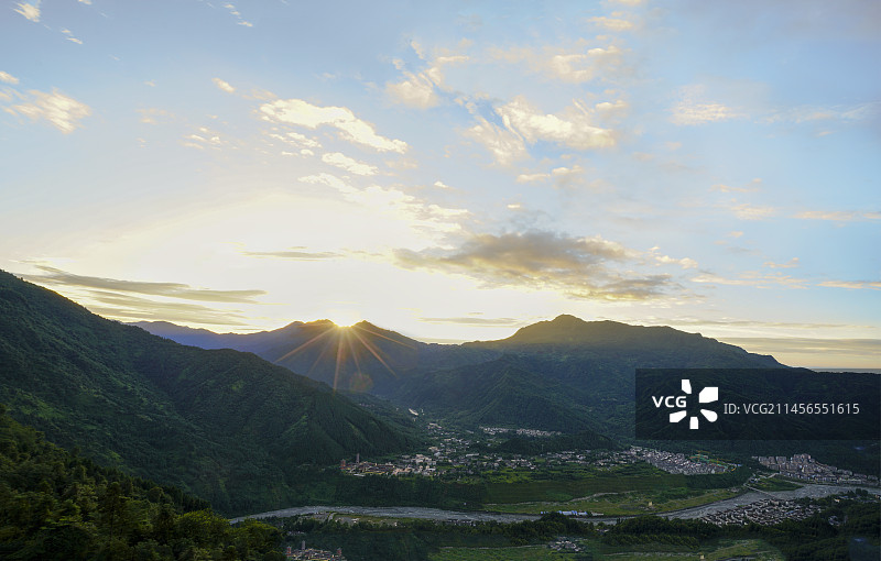 四川彭州白水河风光（6） 这是在“5.12大地震”中山变形河改道的地方，故土难离的山里人重建的新家园图片素材