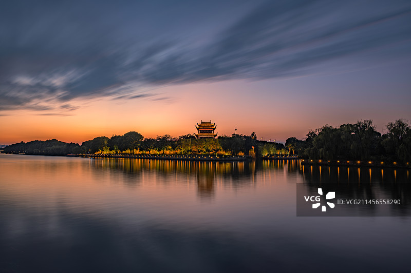 傍晚时分的蛇门图片素材