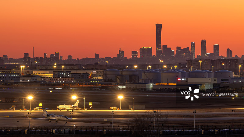 落日北京中信大厦与飞机图片素材