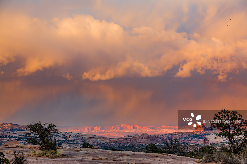 美国犹他州拱门国家公园的暴风雨天空图片素材