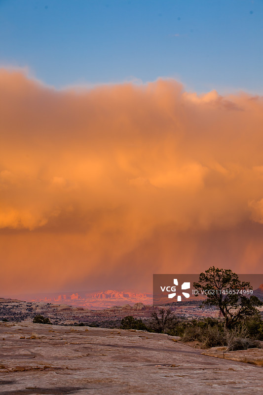 美国犹他州拱门国家公园的暴风雨天空图片素材