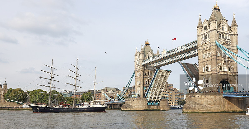 伦敦塔桥与高大的帆船，英国图片素材