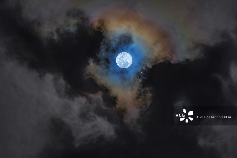 带光环的满月图片素材