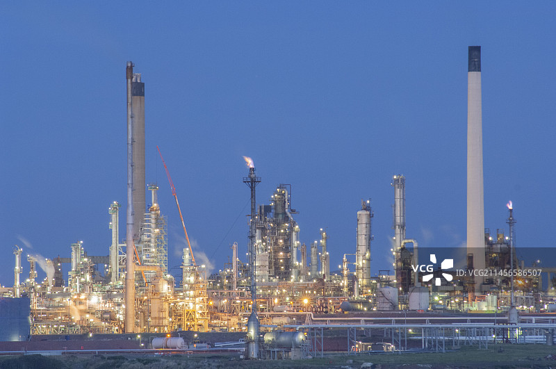 黄昏时的炼油厂图片素材