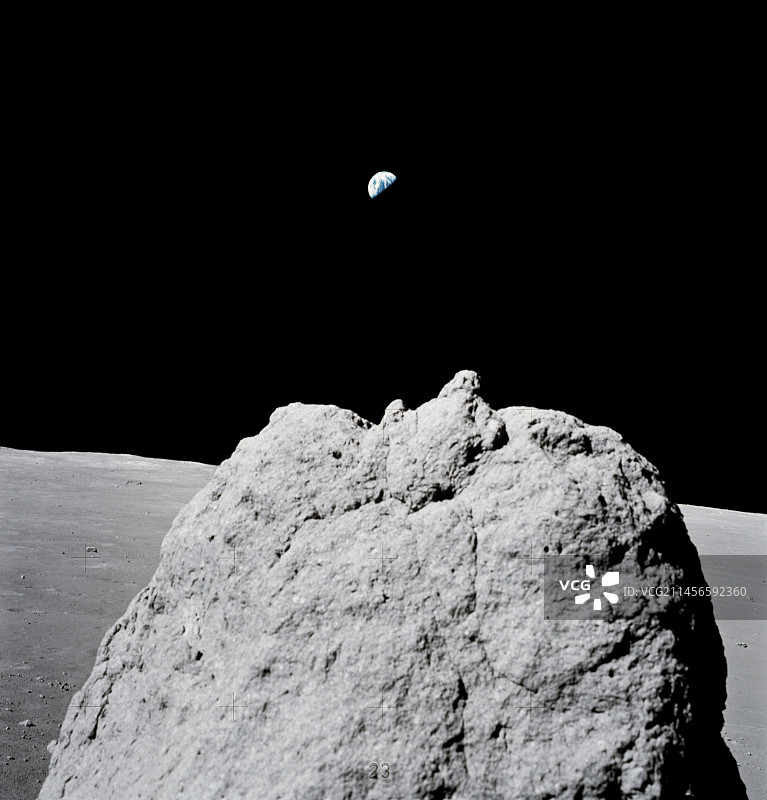 阿波罗17号拍摄的月球和地球上的巨石图片素材