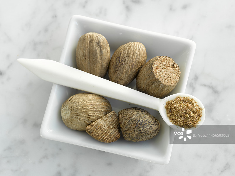 肉豆蔻碗和一勺肉豆蔻粉图片素材