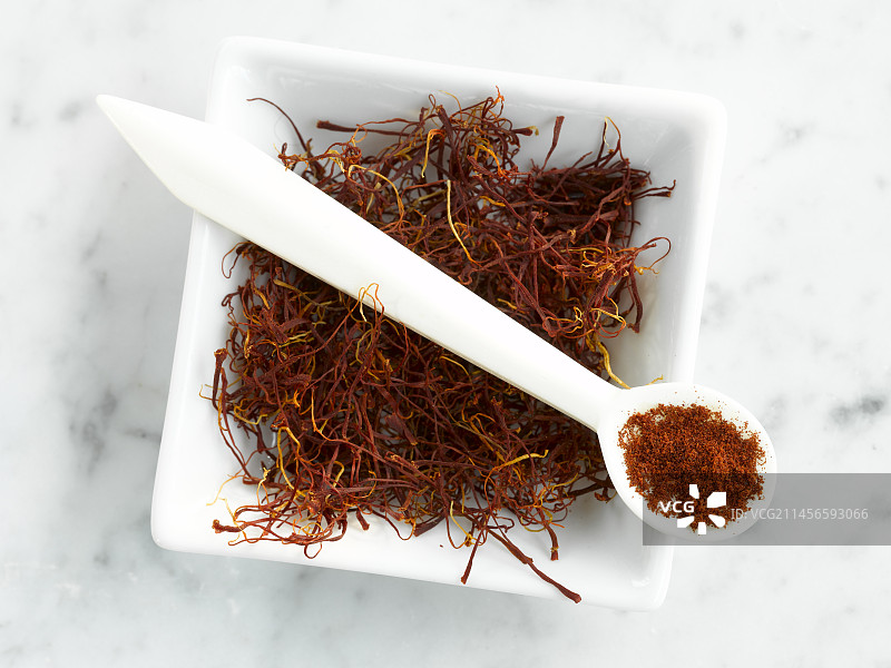 一碗藏红花和一勺藏红花粉图片素材
