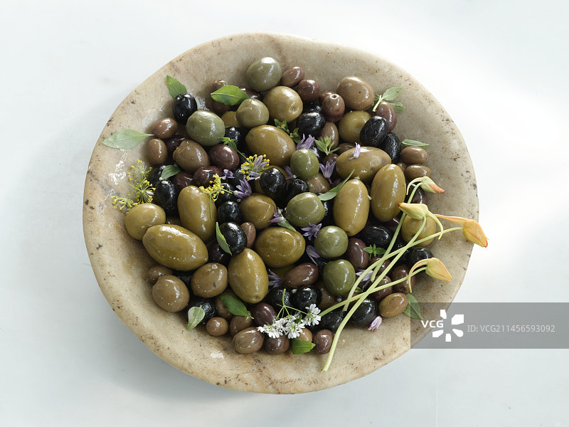 一碗绿色和黑色橄榄图片素材