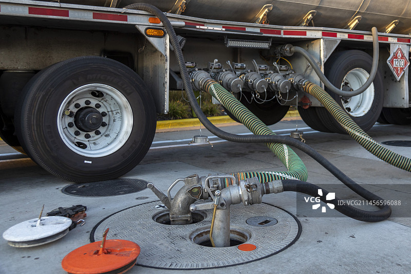 在加油站交付汽油图片素材