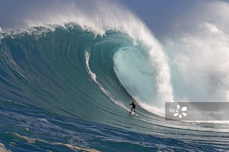 美国夏威夷的巨浪冲浪图片素材