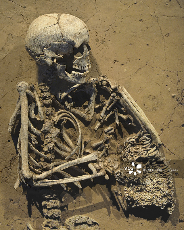 女人和襁褓中的婴儿一起被埋葬图片素材