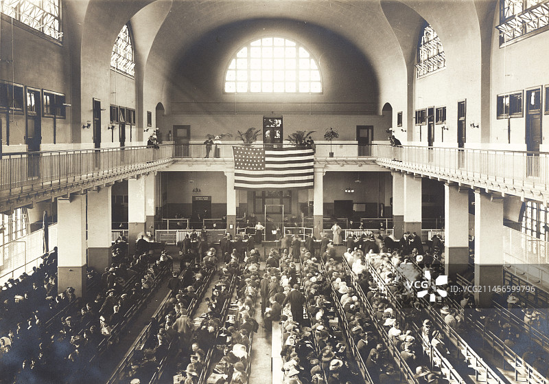 美国埃利斯岛大厅内的移民图片素材