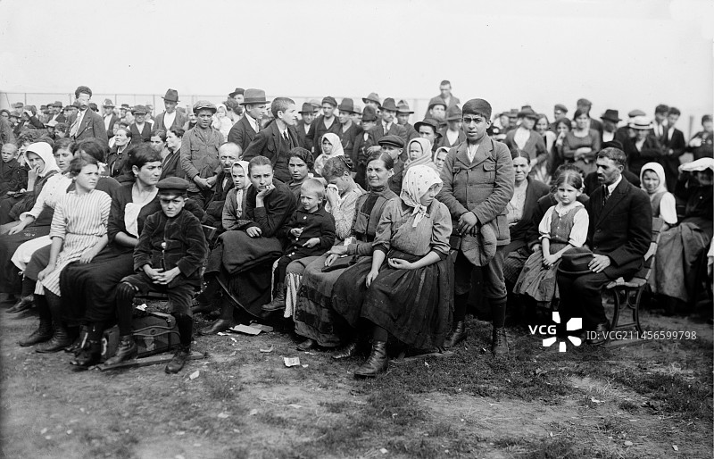 移民坐在美国纽约埃利斯岛的排椅上图片素材