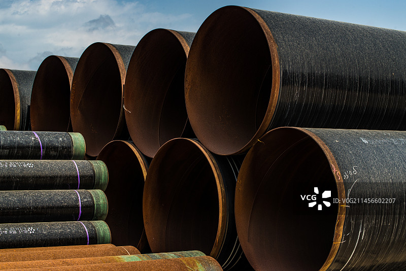 一堆大直径金属管道图片素材