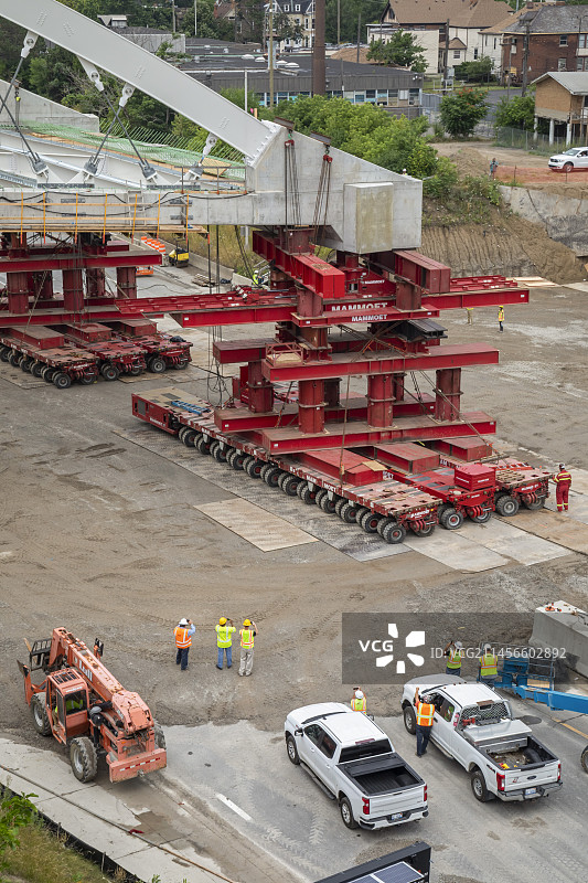 美国底特律高速公路上横移的桥梁图片素材
