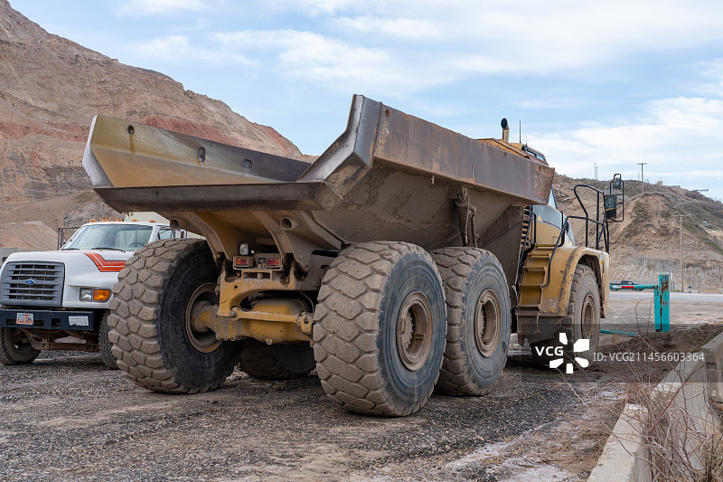 砂石坑中的重型自卸卡车图片素材