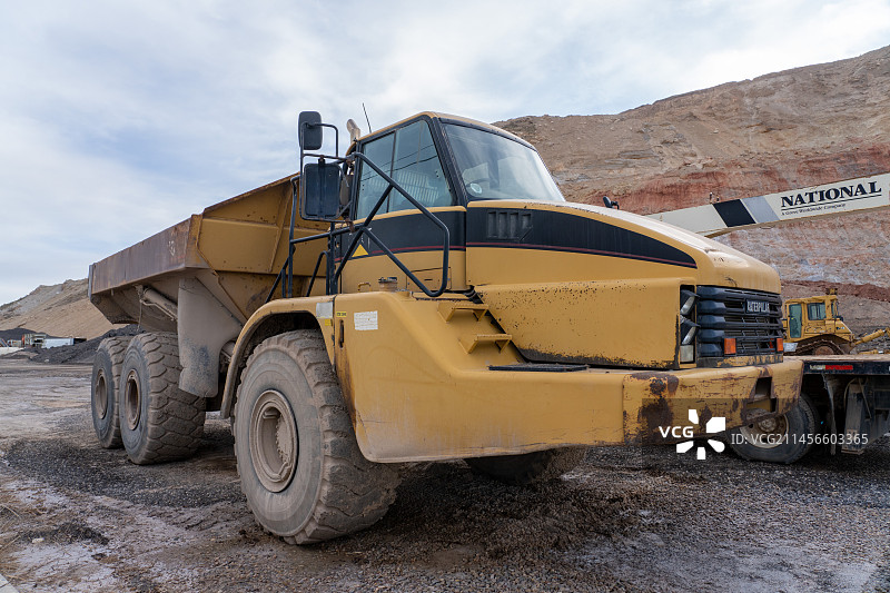 砂石坑中的重型自卸卡车图片素材