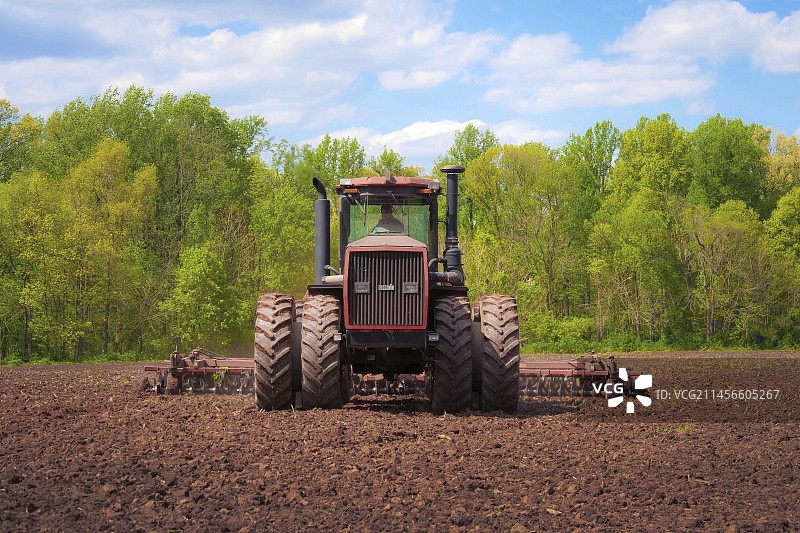 农民耙地图片素材