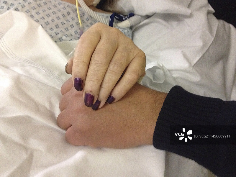 亲人安慰生病患者的手图片素材