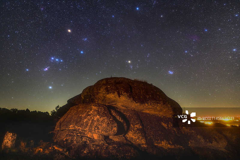 岩石山丘上的银河，葡萄牙杜瓦河谷图片素材