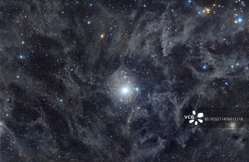 北极星浸没在弥漫的星云中图片素材