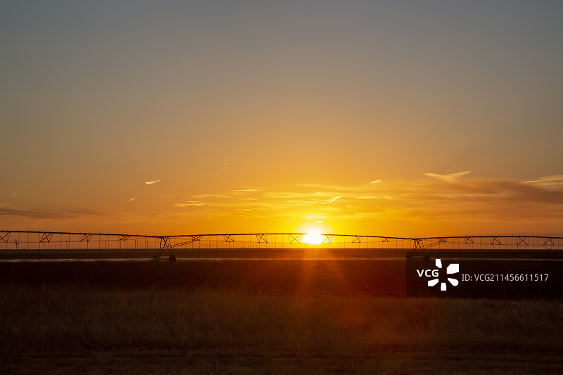 日落时的灌溉设备图片素材