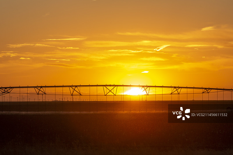 日落时的灌溉设备图片素材