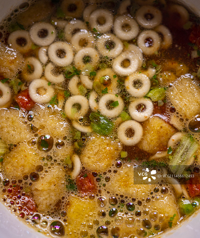 一杯蔬菜通心粉汤和面包丁图片素材