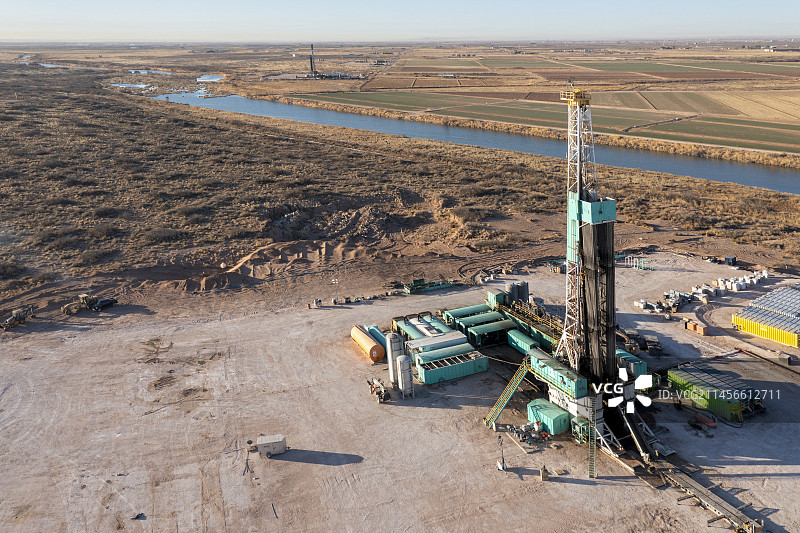 美国佩科斯河上的石油钻井平台航拍照片图片素材