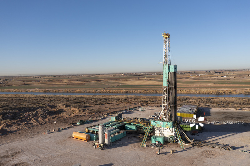 美国佩科斯河上的石油钻井平台航拍照片图片素材