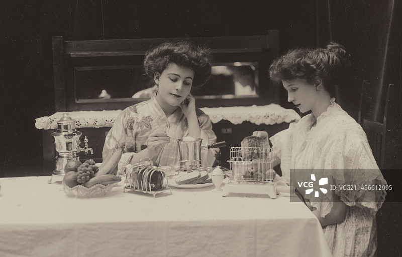 女人在早餐桌旁使用电器图片素材