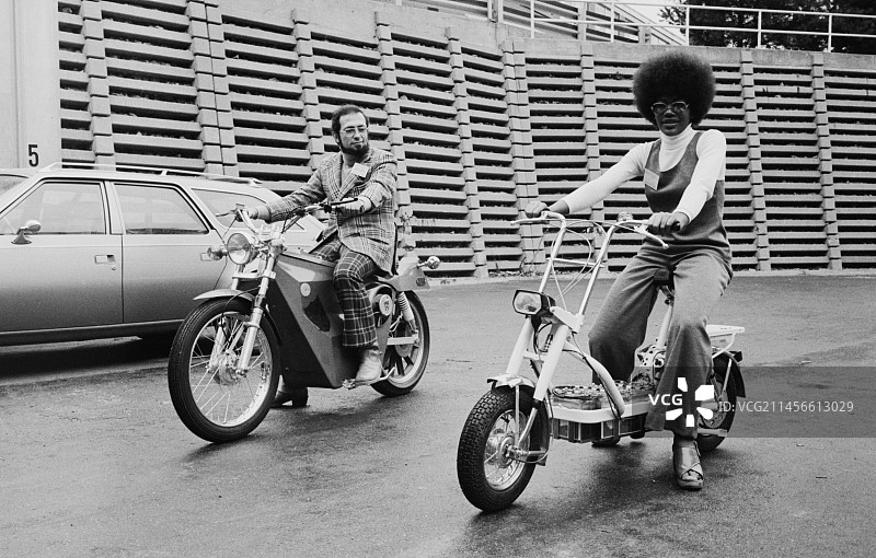 男女骑电动摩托车，1974年图片素材