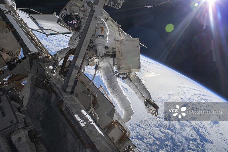 太空行走中的宇航员图片素材