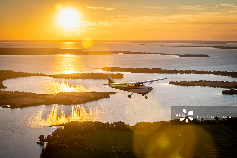 切萨皮克湾上空的塞斯纳172“空中之鹰”飞机,美国图片素材