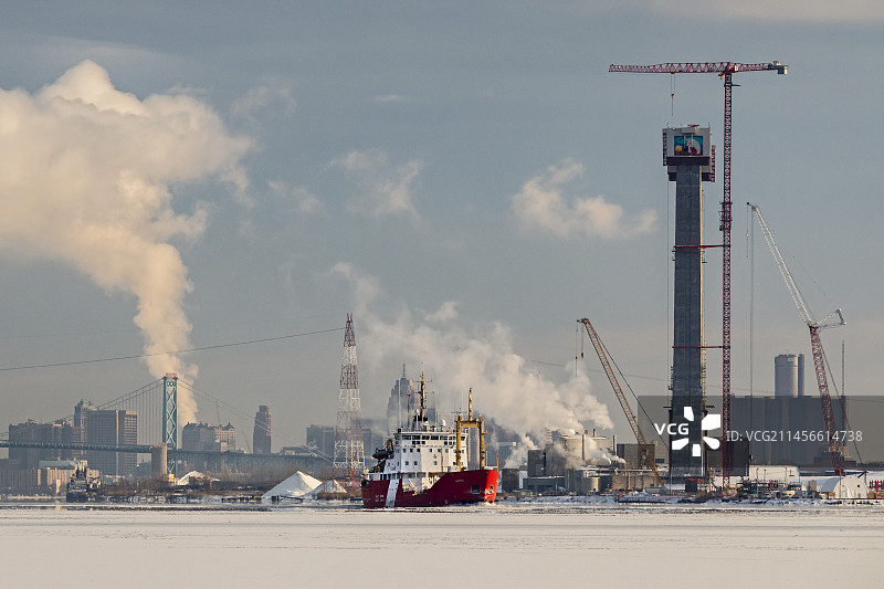 加拿大海岸警卫队狮鹫号破冰船在底特律河上图片素材