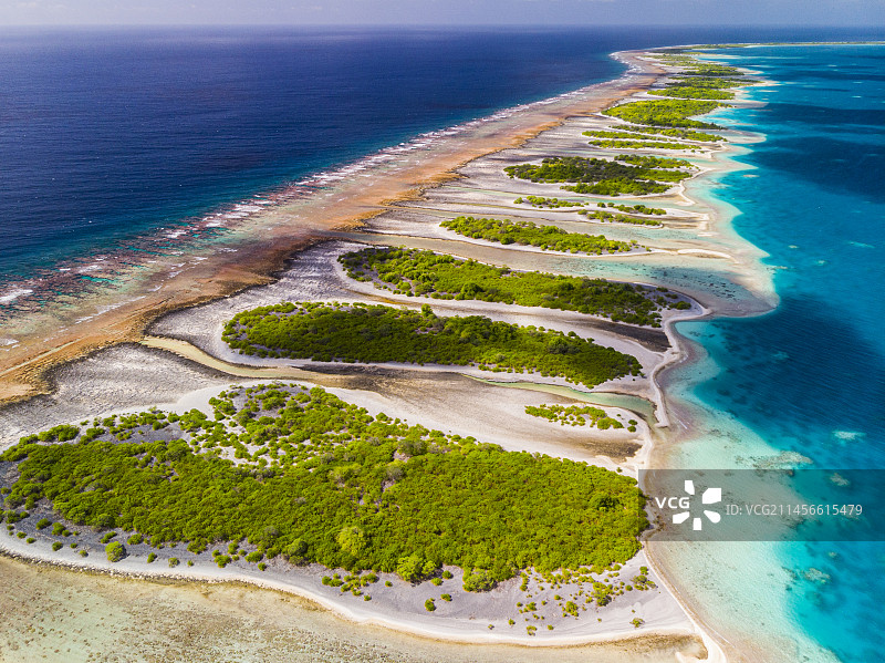 太平洋环礁上的小岛链航拍图片素材