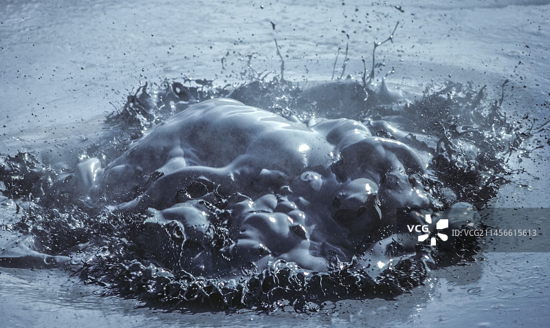 冰岛的沸腾热泥浆图片素材