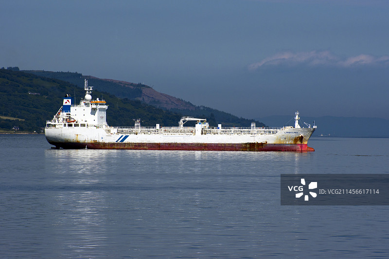 油轮停靠在阿伦岛附近图片素材