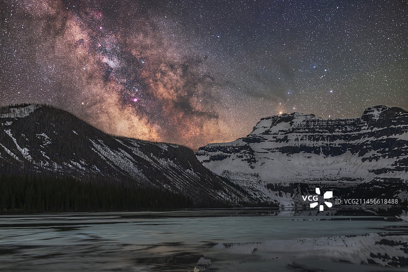 冰湖上空的银河图片素材