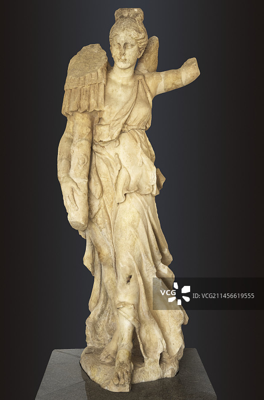 手捧奖杯的耐克，阿佛洛狄西亚图片素材