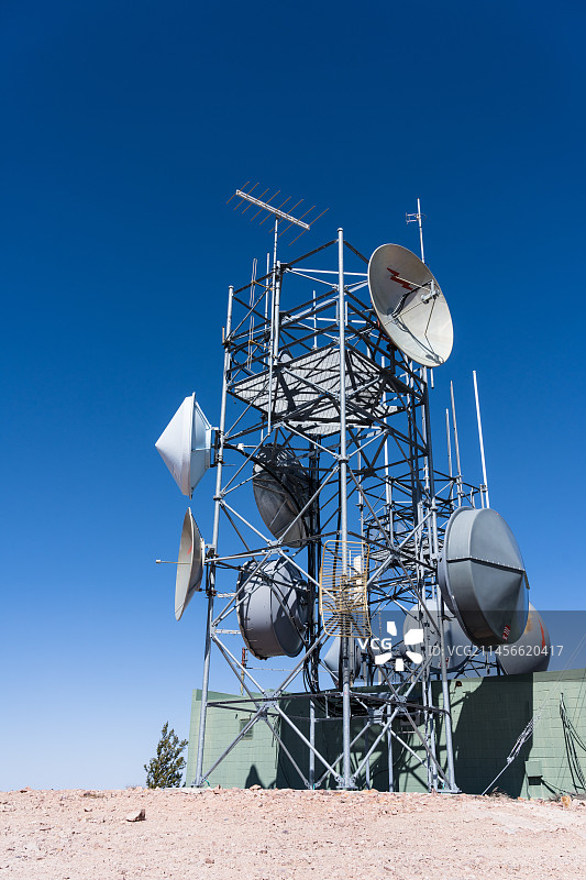 美国犹他州山上的电信桅杆图片素材