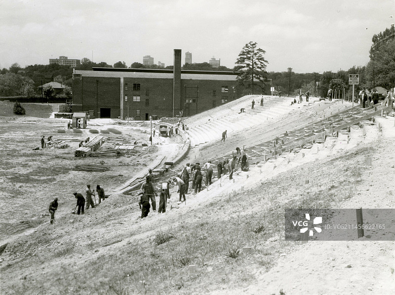 工人在美国北卡罗来纳州建造市政体育场图片素材