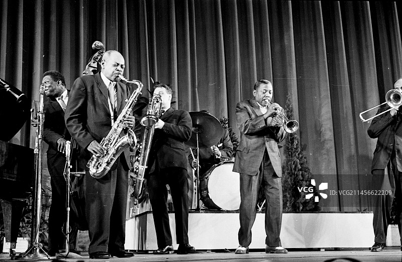 在法国戛纳爵士音乐节上表演的音乐家图片素材