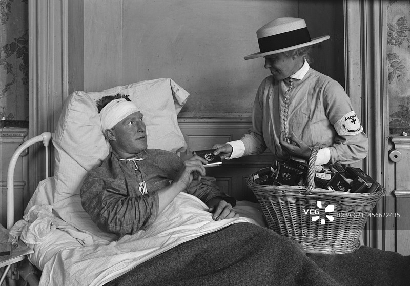 红十字会代表分发香烟图片素材