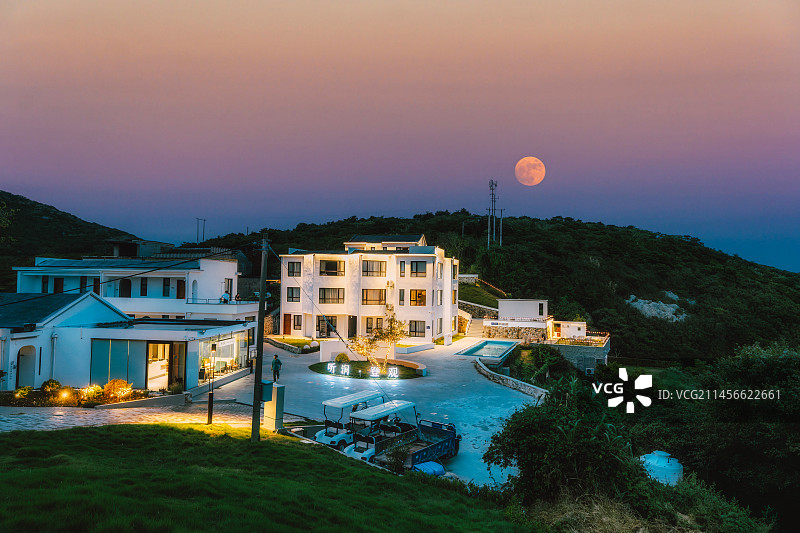 舟山白沙岛海景房夜景与满月图片素材