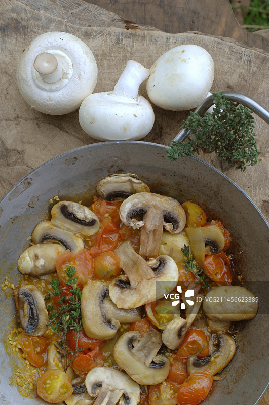 番茄烹饪的口蘑图片素材