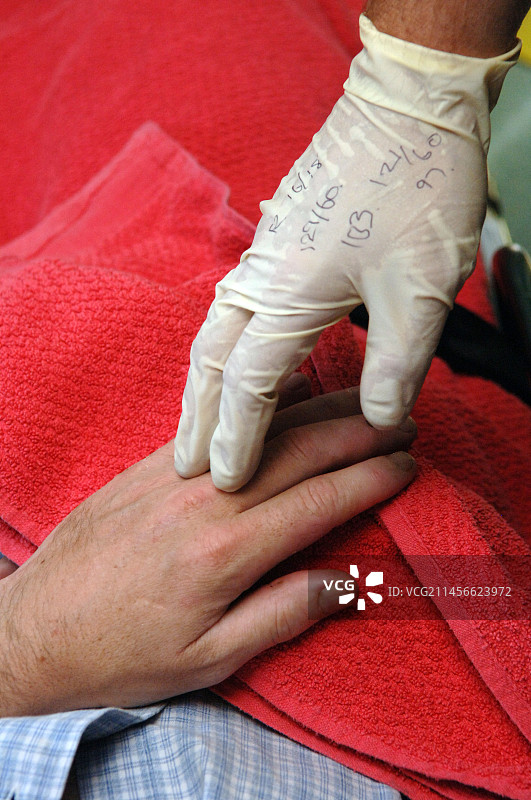 医护人员手套上的病人信息图片素材