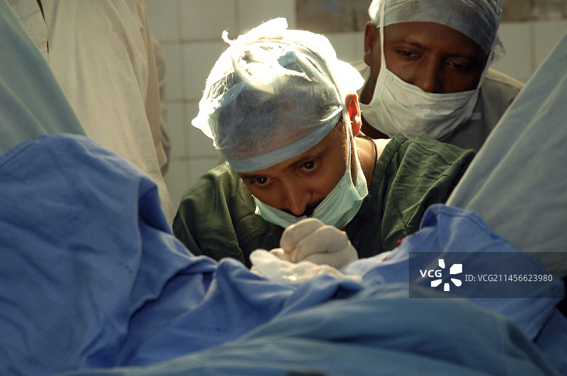 外科医生进行直肠手术图片素材