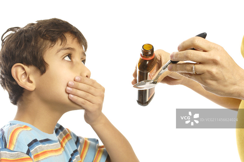 拒绝吃药的男孩图片素材