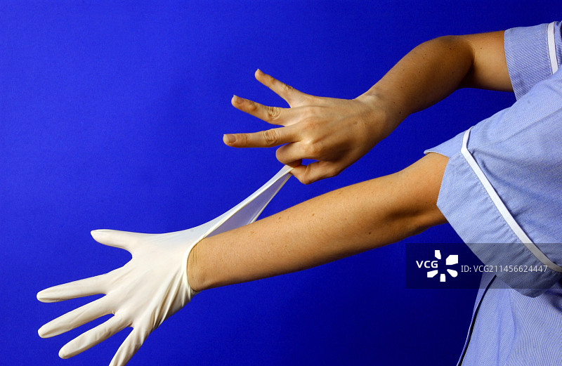 戴乳胶手套的年轻实习护士图片素材